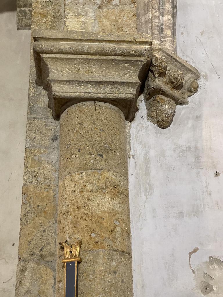 Chapiteau de la colonne engagée à l'ouest du chœur et du culot adjacent.