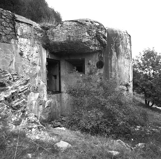 Bloc 1. Face nord-ouest. De gauche à droite : mur en aile et porte d'entrée, créneau JM et prise d'air.