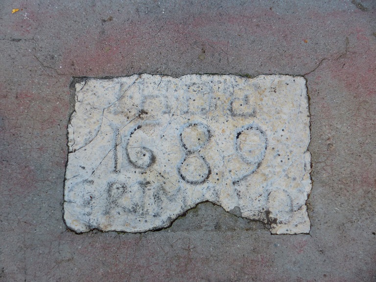 Maison (2023 B 570). Pierre en remploi portant l'inscription "IHDE / 1689 / GRIMALD". 