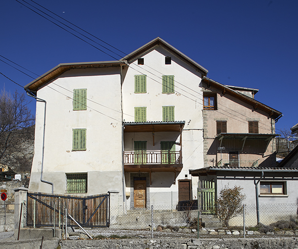 Le Village. Maisons au quartier du Riou (parcelles 2020 E 57-59). 
