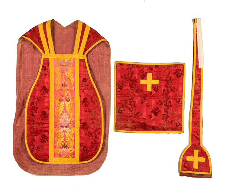 Chasuble, étole et voile de calice (ornement rouge N° 4)