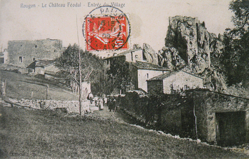 Rougon. Le village pris depuis l'ouest vers 1900. A droite, l'éperon du bourg castral. A gauche, l'ancienne maison seigneuriale.