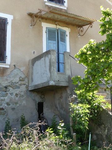 Pignon ouest, premier et deuxième niveau. Archère du rempart et porte du logis.