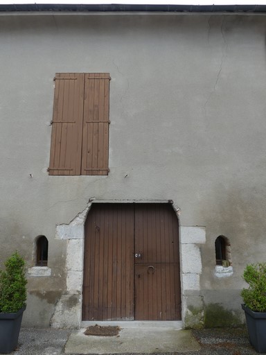 Bâtiment principal. Elévation nord, porte de l'étable et baie fenière.