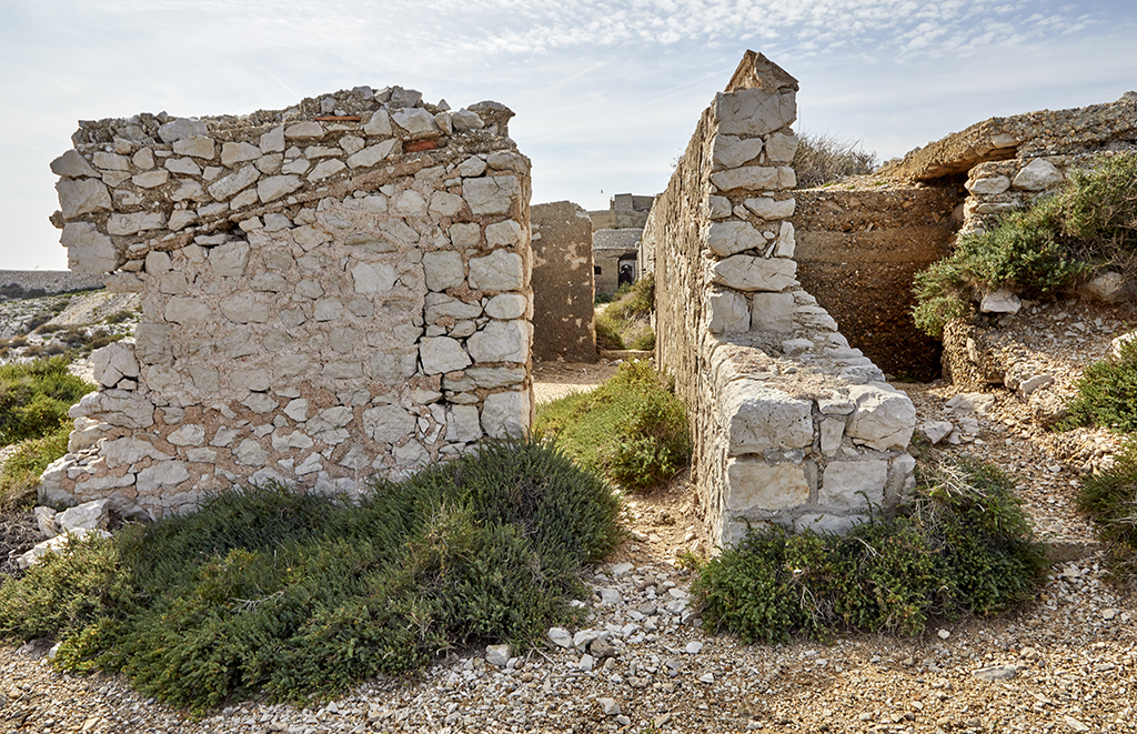 Batterie annexe, bâtiments en ruines a l'extrémité nord du chemin de ronde