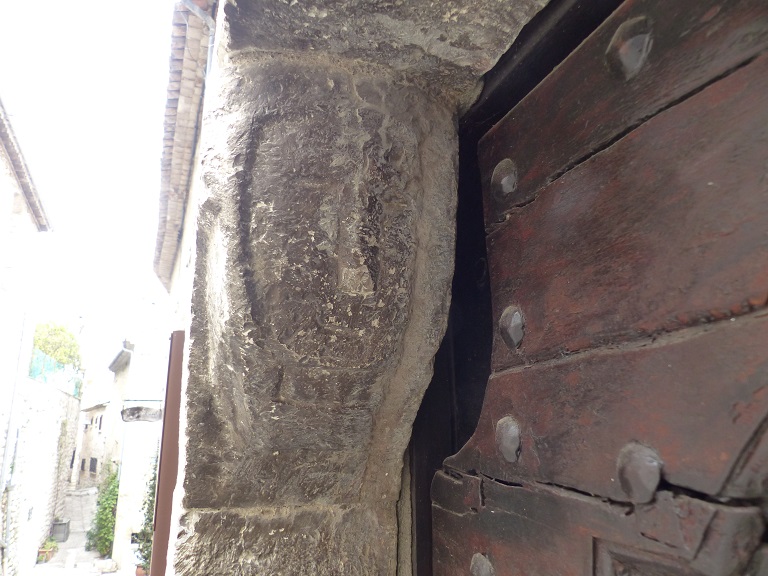Elévation ouest, premier niveau. Porte du logis, piédroit nord avec le coussinet orné d'une tête sculptée. 