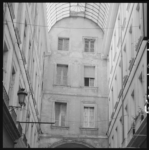 Bâtiment d'entrée, élévation sur le passage.