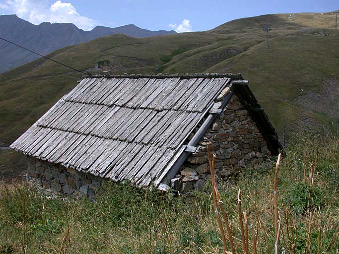 entrepôts agricoles, cabanes (cabanes d'alpage, cabanes pastorales, cabanes forestières), bergeries