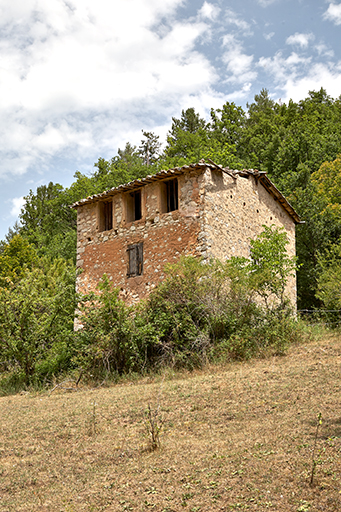 Castellane. La Lagne. Entrepôt agricole multifonctionnel sans fenil (étable en niveau 1, logement au niveau 2, séchoir au niveau 3).