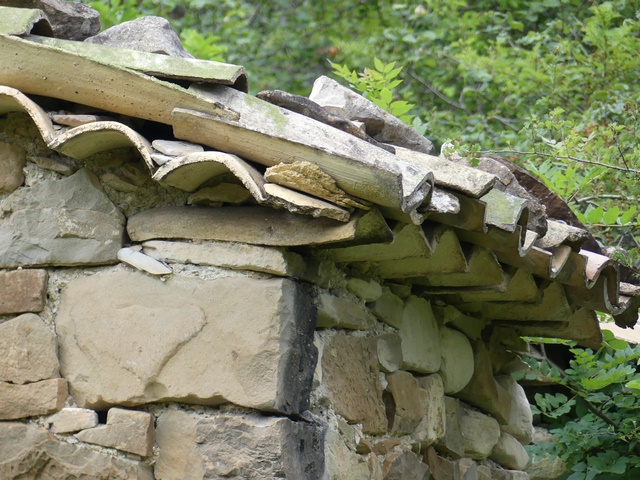Couverture en tuile creuse et avant-toit sur un rang de génoise.