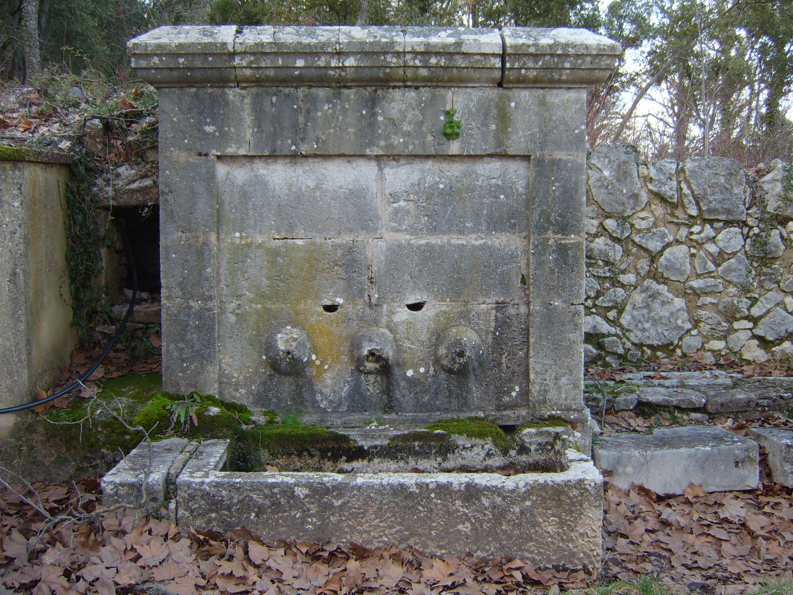 Fontaine et lavoir de Saint-Julien