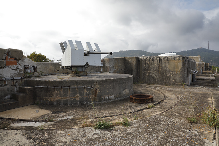 Aile droite de la batterie, emplacement de tir 1905-1907 modifié, socle de la pièce de 240mm TR et rails circulaires (le canon en place n'est pas conforme).