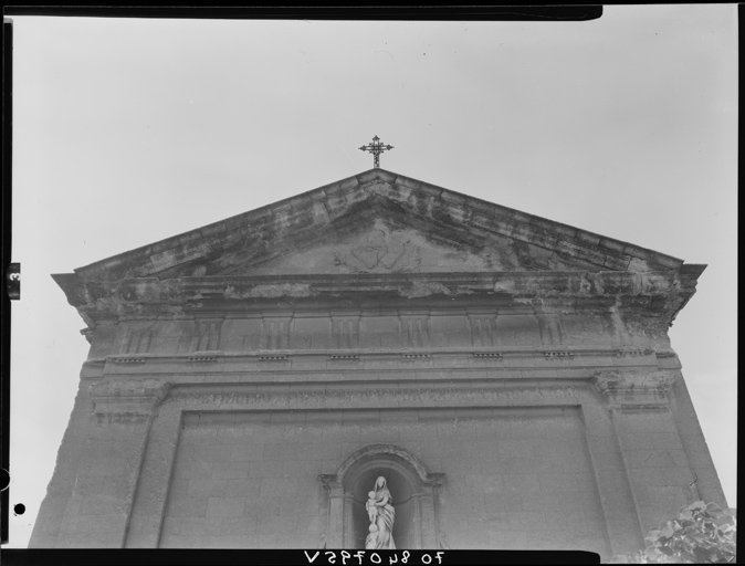 Chapelle, façade est, partie supérieure.