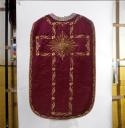 ensemble de vêtements liturgiques : chasuble, étole, manipule, voile de calice (ornement rouge, ornement blanc)