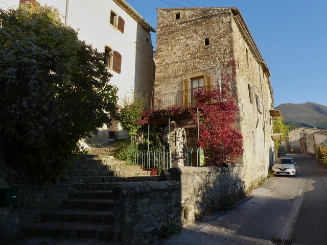 Emplacement de la porte fortifiée sud-est, au départ inférieur de la Petite rue, vue d'ensemble prise du sud.