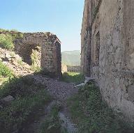 Pont d'accès à la porte du fort ; au fond, créneaux de la galerie de contrescarpe nord-est.
