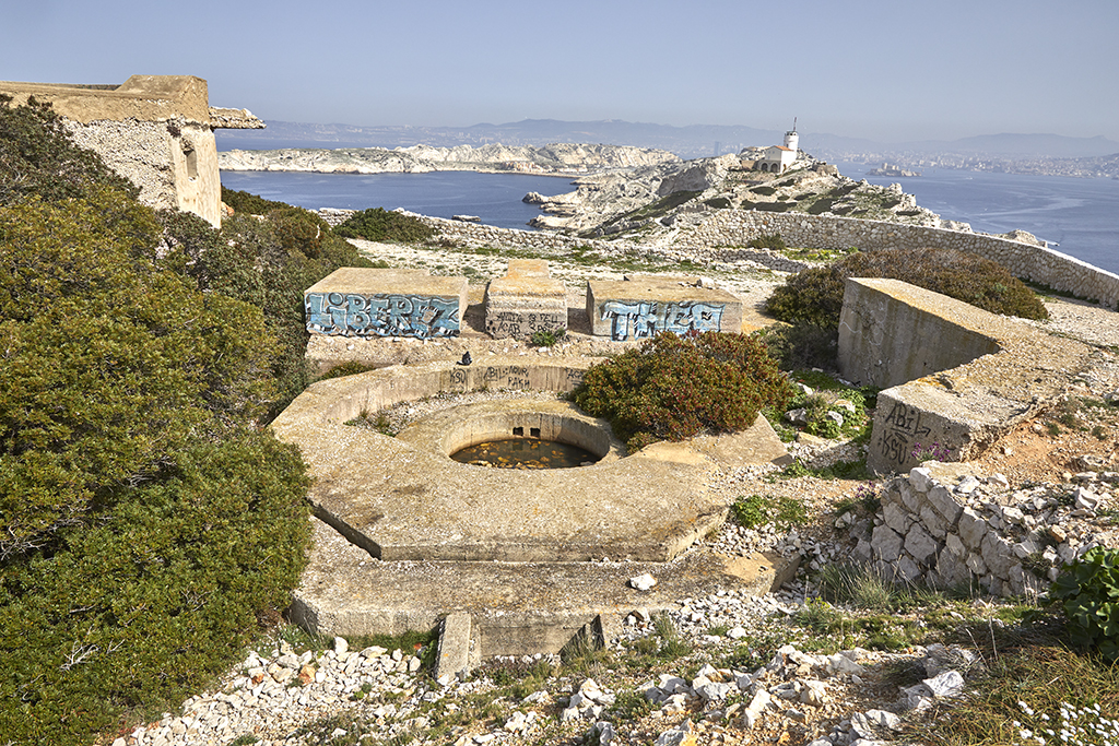 Infrastructure de la 1ere casemate allemande inachevée M272, a l'extrémité sud-est de la batterie