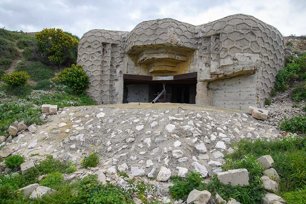 Batterie du Pharo, batterie haute, casemate R671 sud , façade, embrasure et genouillère, vue frontale