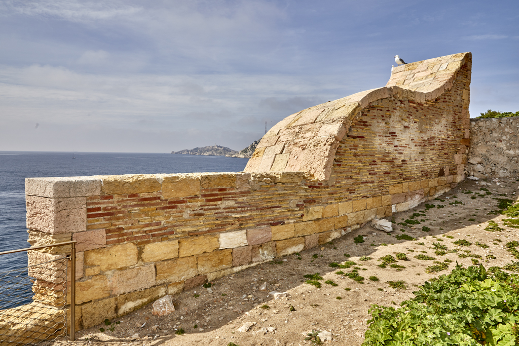 Front sud, détail du ressaut du parapet à embrasures près de l'angle sud-ouest (6)