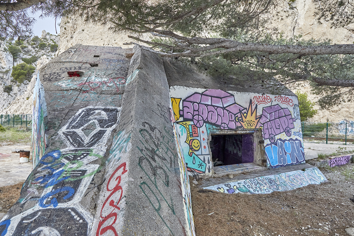 Vue extérieure de la casemate de flanquement isolée type 612, embrasure et mur de flanquement