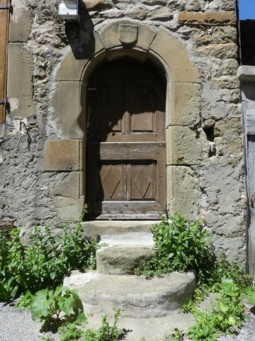 Elévation est, premier niveau. Porte du logis, avec encadrement cintré et mouluré.