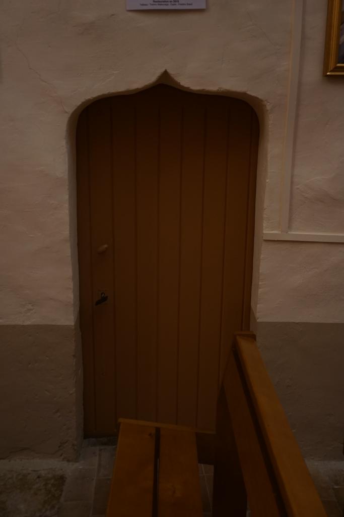 Vue intérieure de la porte d'accès à l'ancienne sacristie.