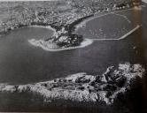 Vue aérienne du port de Bandol et de l'île de Bendor, vers 1960.