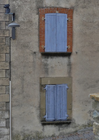 Elévation est, premier et deuxième niveaux. Fenêtres et décor de fausse chaîne d'angle.