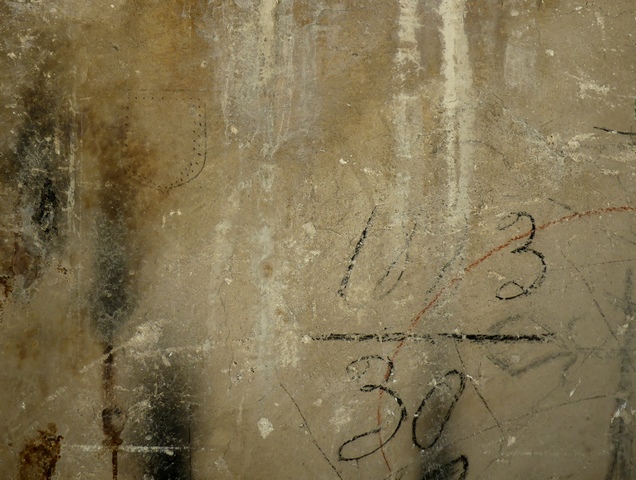 Partie centre-est. Etage de comble, mur sud. Graffitis de comptabilité et blason.