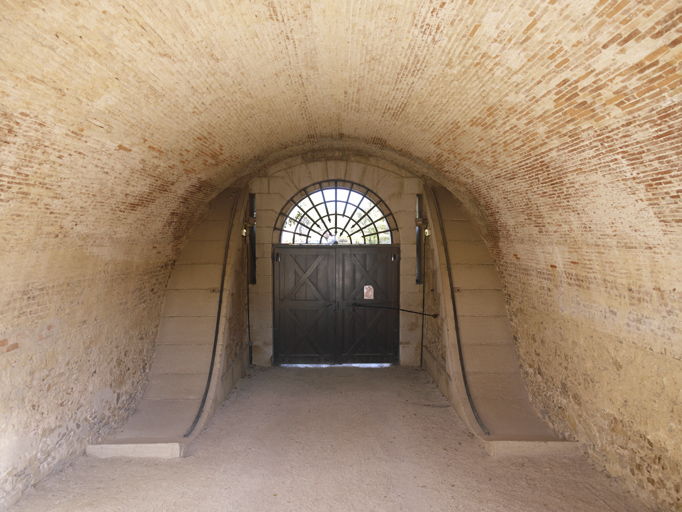 Vue axiale de la casemate d'entrée du fort, avec rampes du pont-levis.