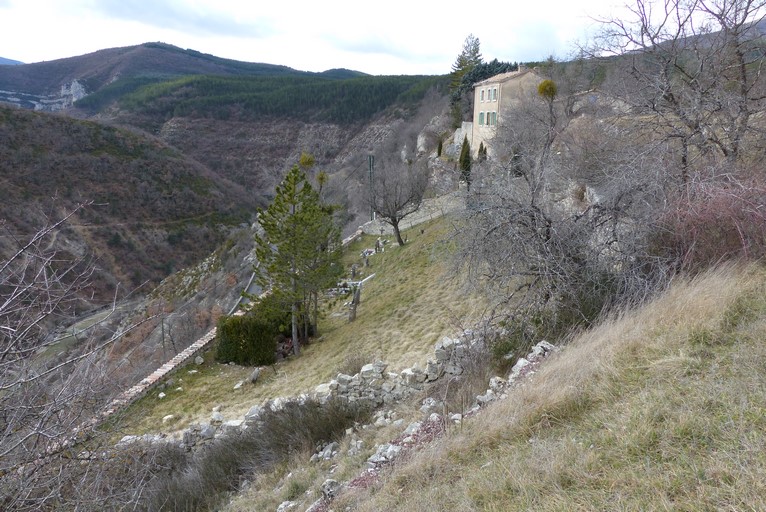 Le cimetière de Pomet.