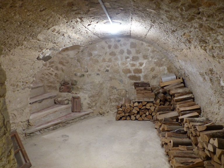 Maison (2023 B 570). Ancienne étable-remise couverte d'un voûte en berceau segmentaire.