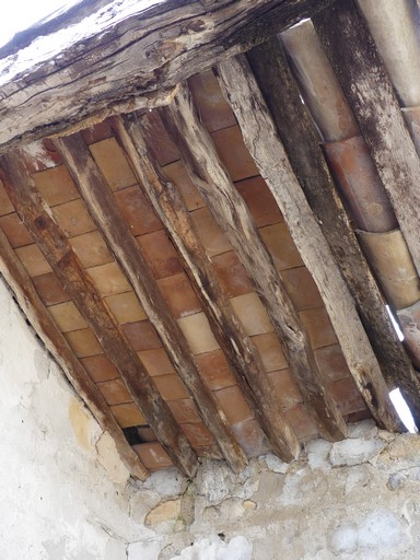 Couvrement de sous-toiture en carreaux de terre cuite, dans un pigeonnier. Ferme au hameau des Dades (Ribiers).