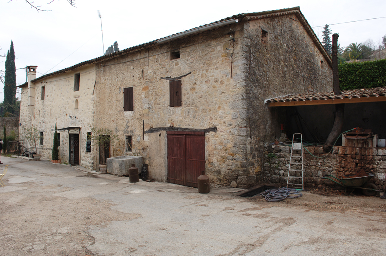 bastide, moulin à huile, puis moulin à ressence, actuellement moulin à huile et logement