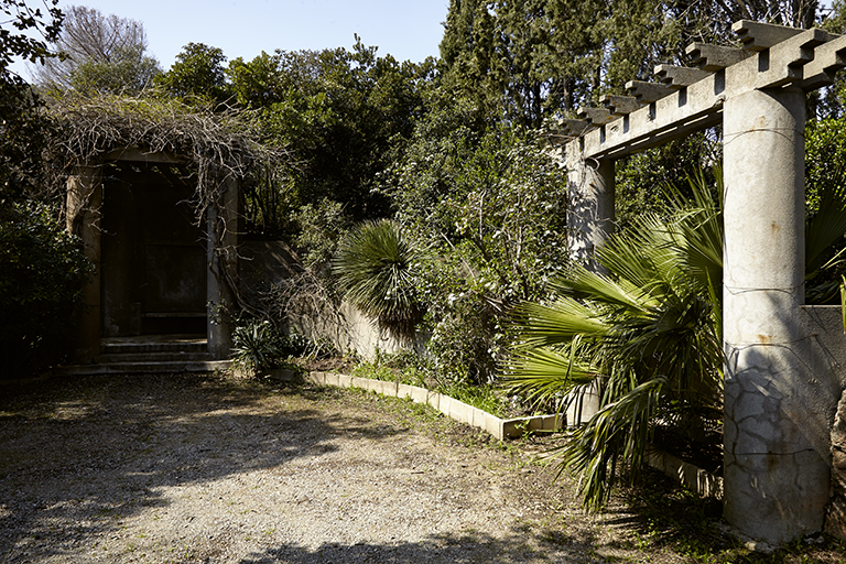 Pergola et départ de l'escalier montant à l'allée panoramique.