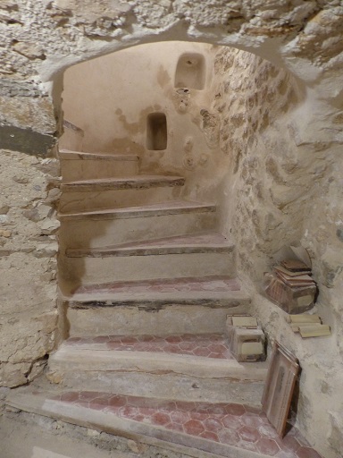 Maison (2023 B 570). Escalier intérieur tournant. 
