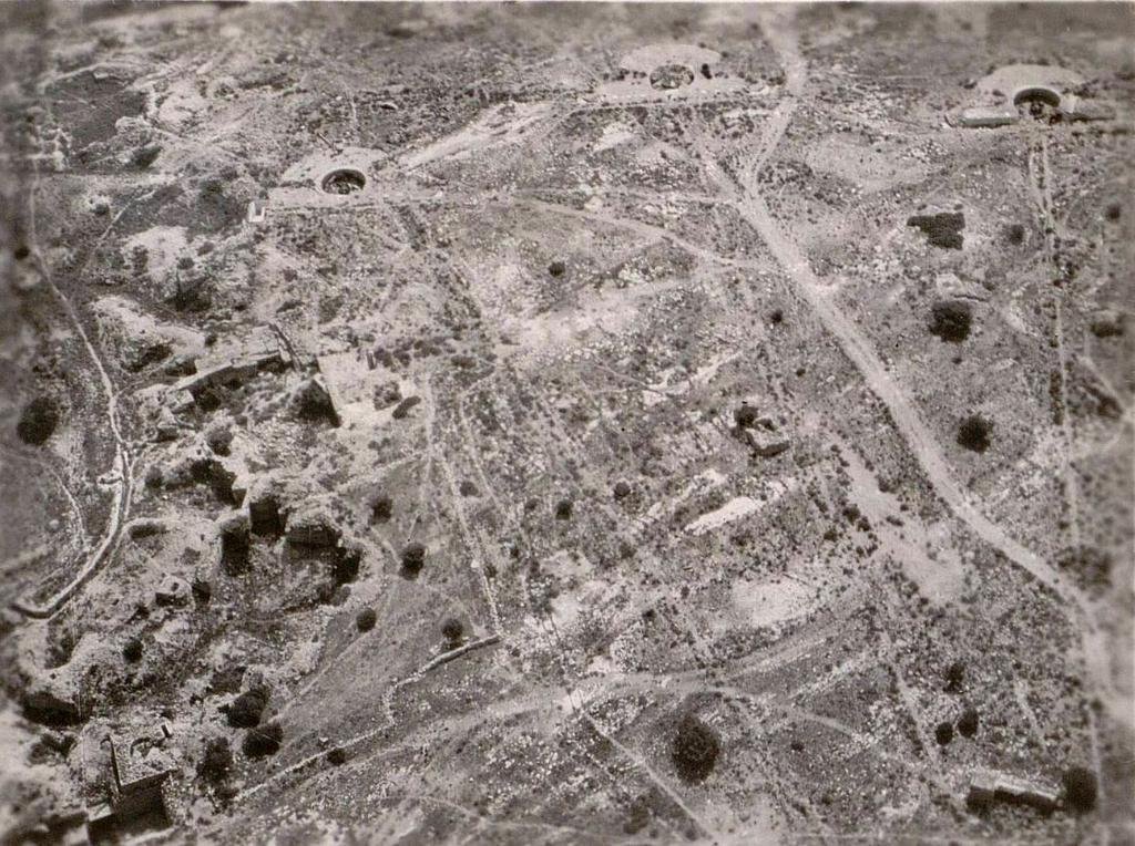 [Vue aérienne oblique des cuves n°2-3-4 sabordées de la batterie de la Couronne],1946. 