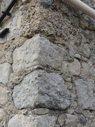 Chaîne d'angle avec blocs de brèche calcaire. Bâtiment au quartier de Rebinnelle (Ribiers).