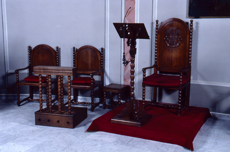 ensemble des meubles du choeur : 9 fauteuils de célébrant, 4 prie-Dieu, 4 bancs de choeur, 4 tabourets de célébrant, 2 lutrins