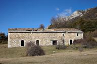 Castellane. ferme du Grand Rayaup, dépendance agricole du seigneur d'Eoulx. Vue d'ensemble prise du sud.