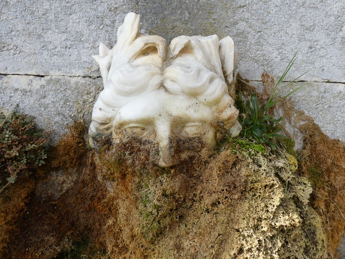 Fontaine. Mascaron sculpté en marbre.