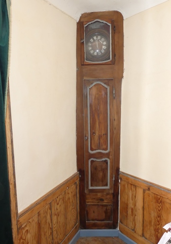 Rez-de-chaussée surélevé, pièce nord. Angle sud-est, horloge d'angle.