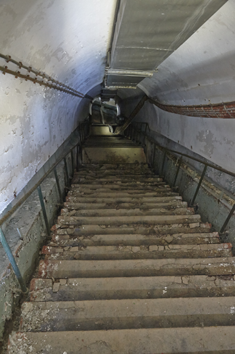 Poste de batterie, escalier descendant au PC.