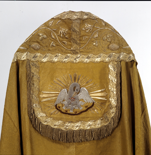 ensemble de vêtements liturgiques : chape, chasuble, dalmatique, étole, manipule, bourse de corporal, voile de calice (ornement doré)