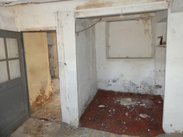 Rez-de-chaussée surélevé, cuisine. Mur ouest, porte du vestibule et alcôve.