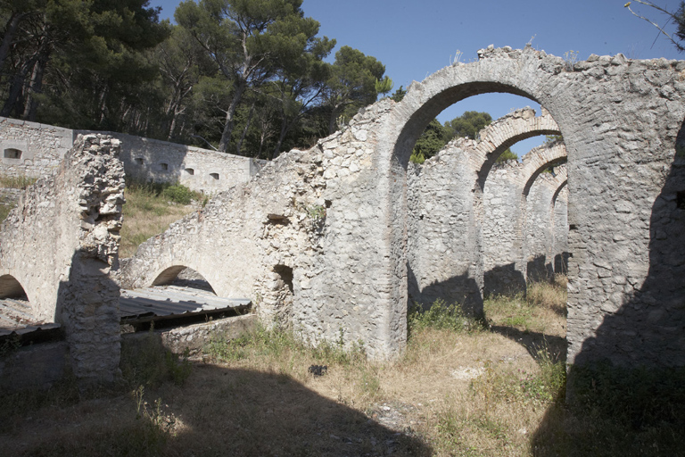 intérieur du casernement et de la citerne formant bas côté, sous arcs-diaphragmes, vus depuis le sud-ouest.