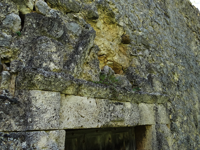 Elévation nord, premier niveau. Porte des logis, fronton en pierre de taille de tuf