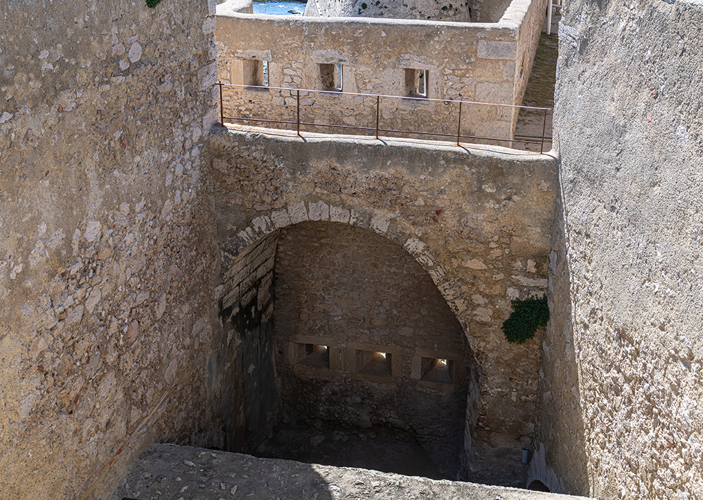 Détail intérieur du demi-bastion de gauche,  flanc bas crénelé et chemin de ronde sur arcade au-dessus, vus de l'étage
