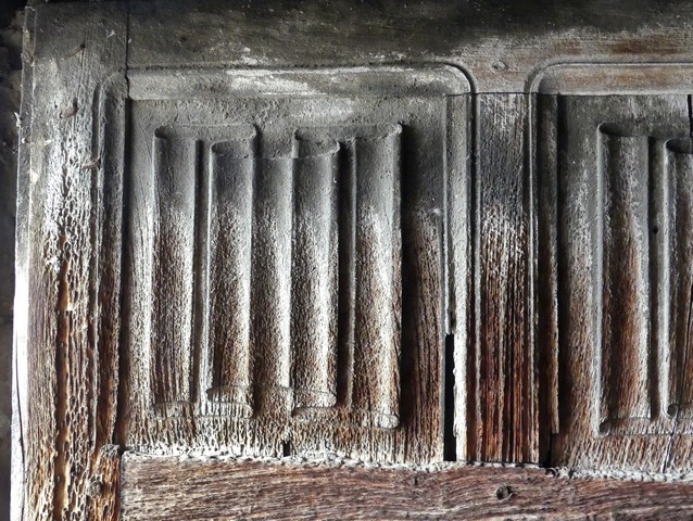 Partie centre-ouest. Etage de comble, mur sud. Volet intérieur sculpté en plis de serviette, détail.