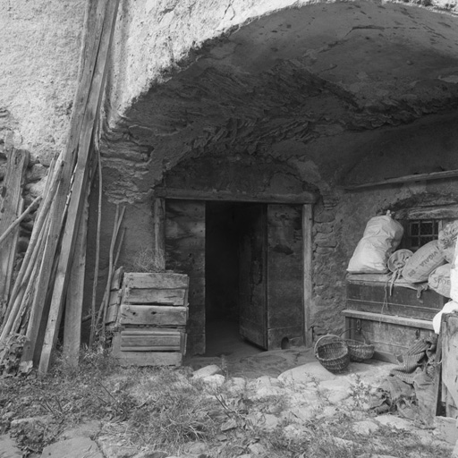 La basse-cour et la porte du couloir à deux dormants.